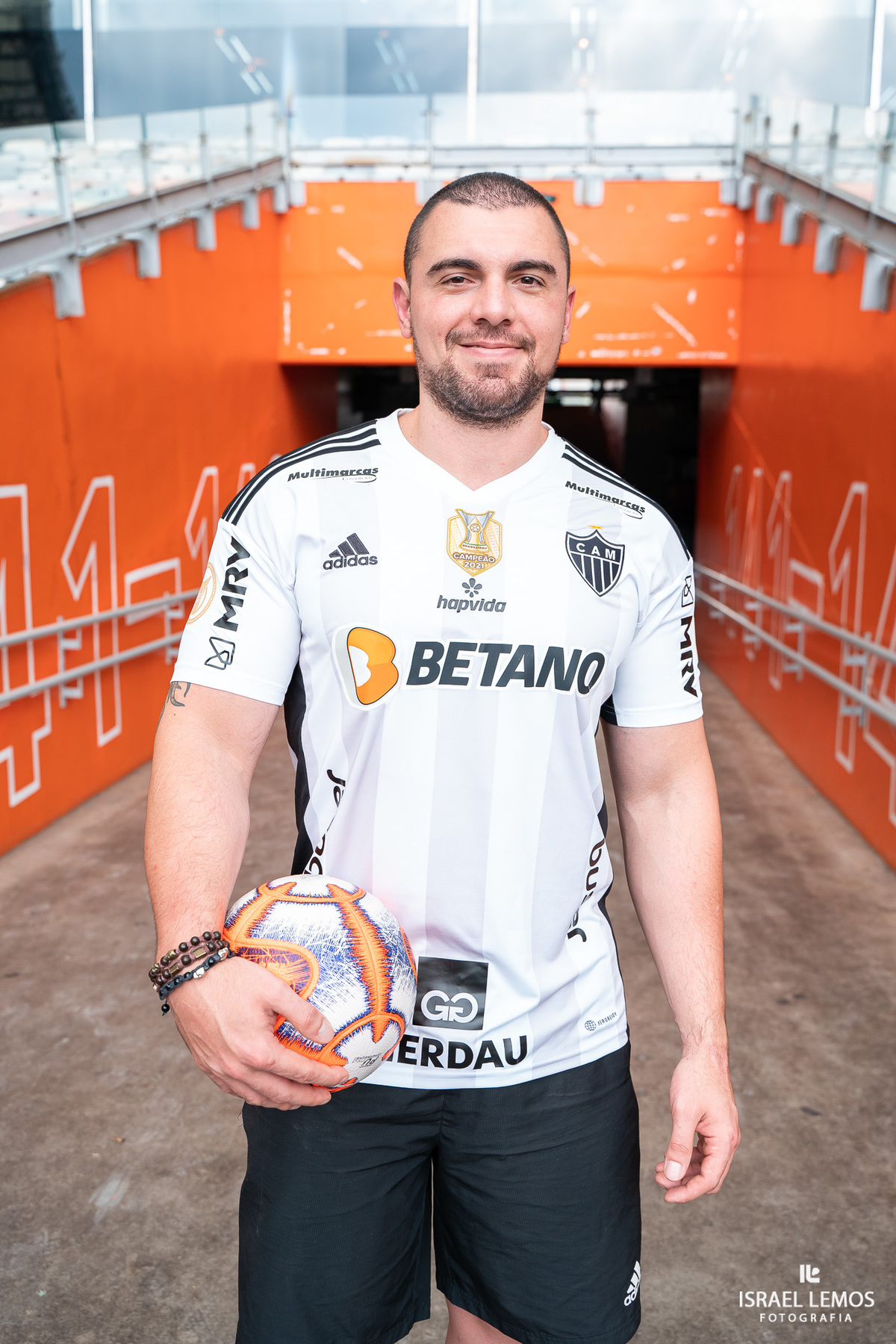 jogador do galo camisa