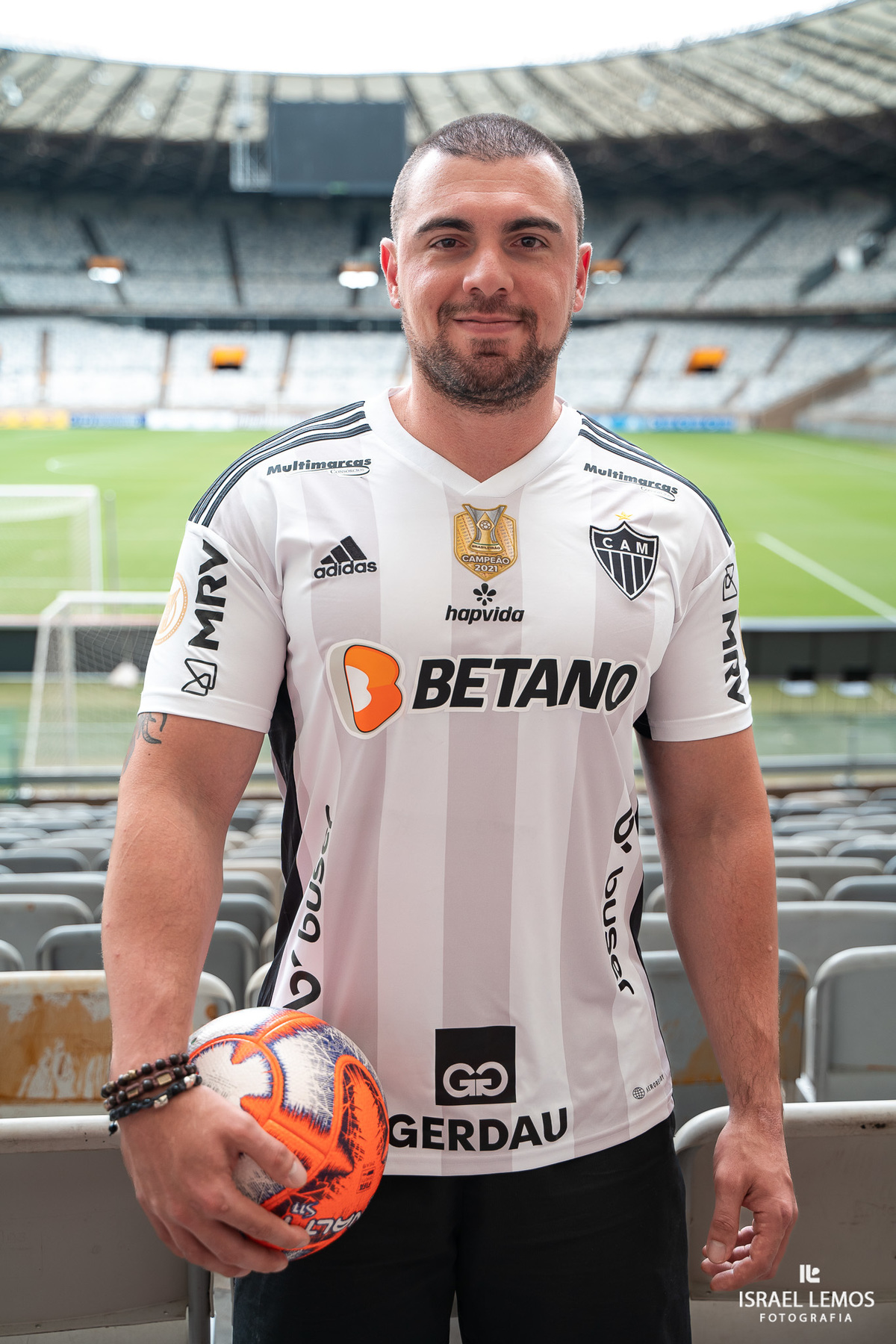 jogador do galo camisa