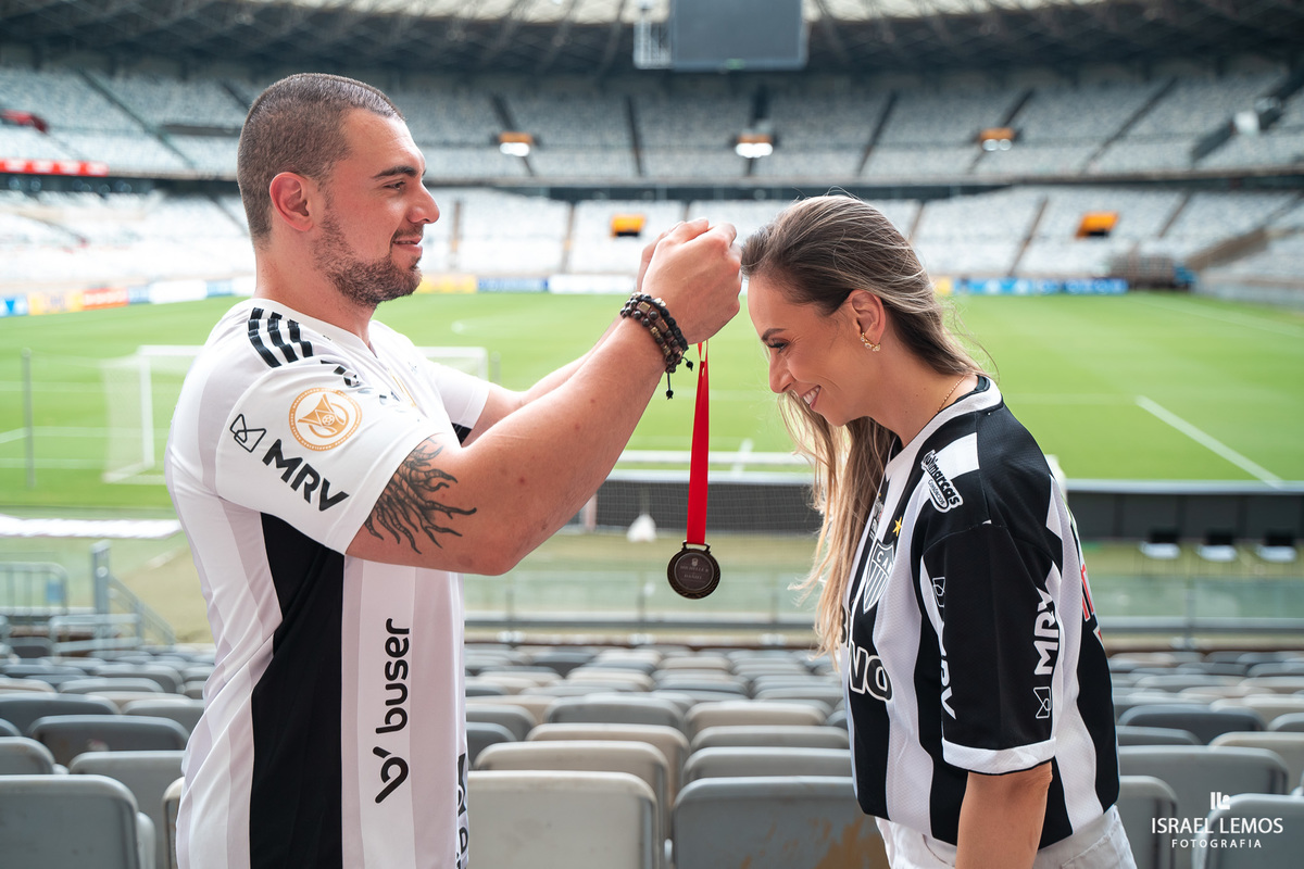 Fotografia de ensaio no estadio mineiro como. de atleticanos apaixonados por atlético mineiro fizemos fotos dento do campo do mineirão 