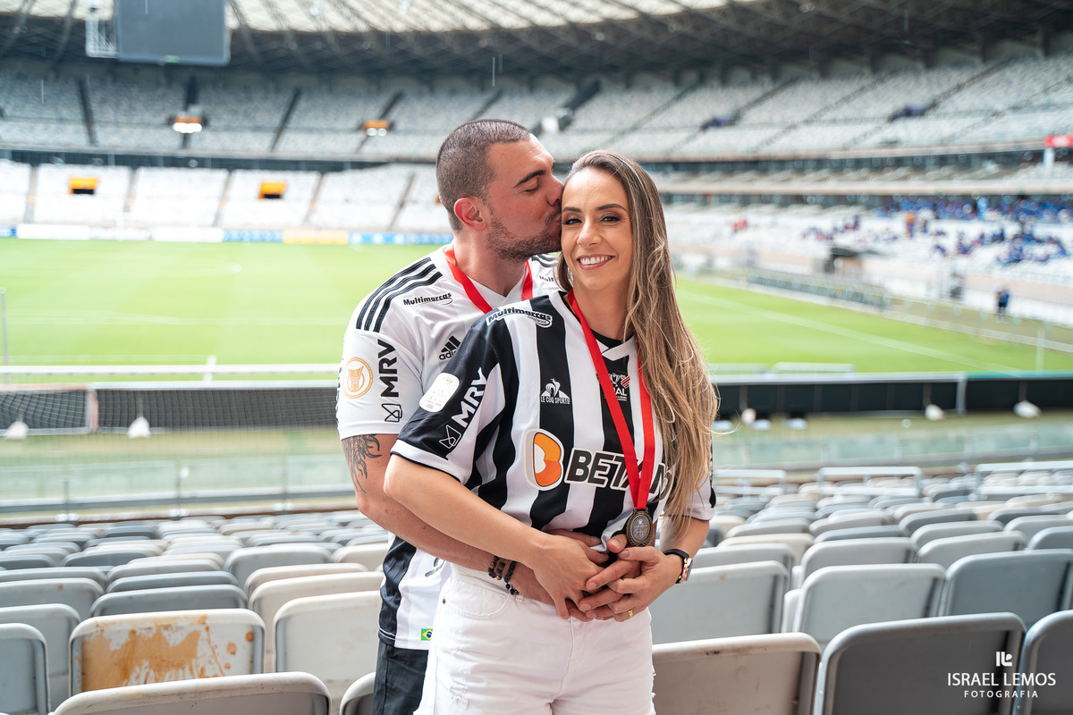 Fotografia de ensaio no estadio mineiro como. de atleticanos apaixonados por atlético mineiro fizemos fotos dento do campo do mineirão 