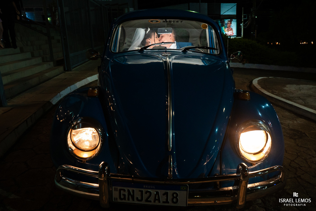Saida dos noivos de fusca azul em Para de Minas