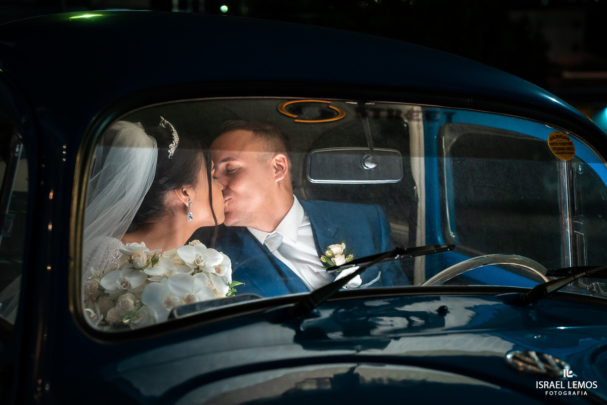 Saida dos noivos de fusca azul em Para de Minas