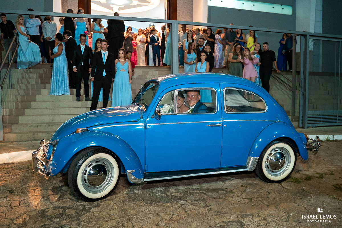 Saida dos noivos de fusca azul em Para de Minas