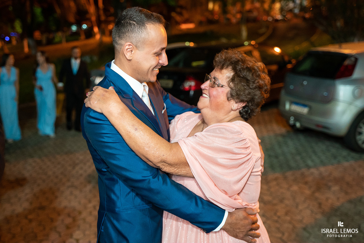 Noivo na porta da igreja Sao Francisco 