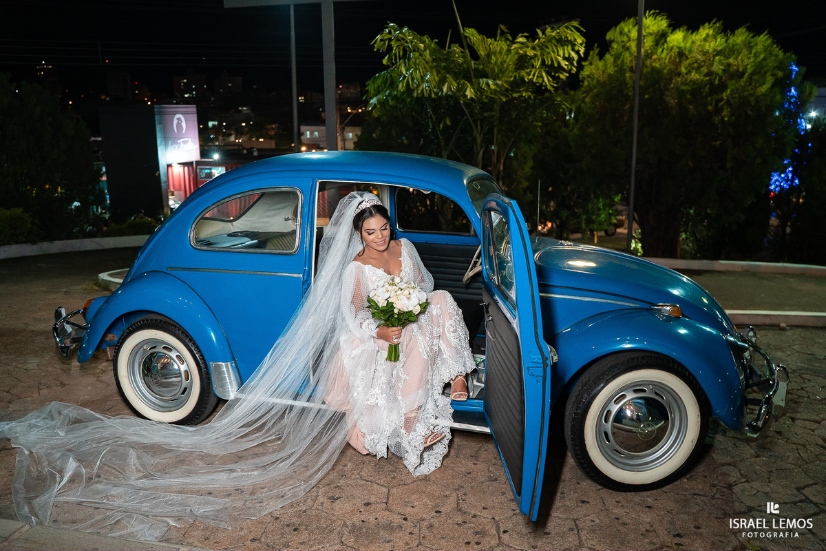 noiva chega no fusca azul em Para de Minas para casamento sao framncsisco 