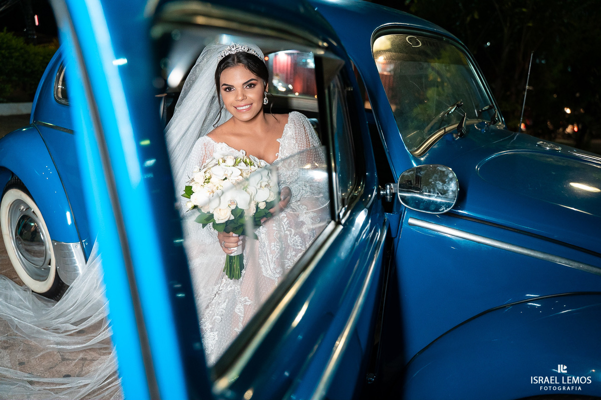noiva chega no fusca azul em Para de Minas para casamento sao framncsisco 