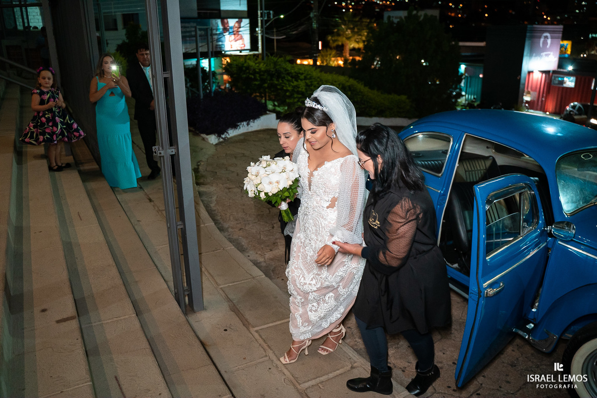 noiva chega no fusca azul em Para de Minas para casamento sao framncsisco 