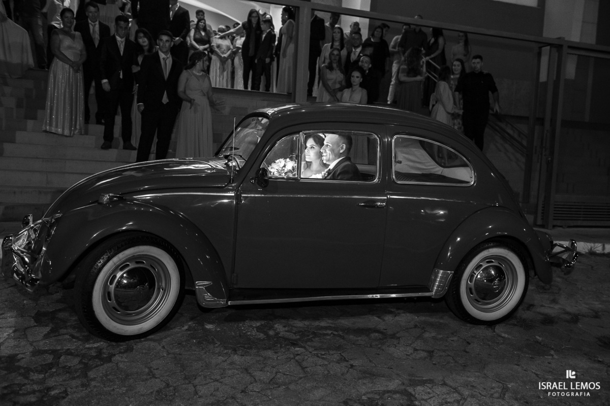 Saida dos noivos de fusca azul em Para de Minas