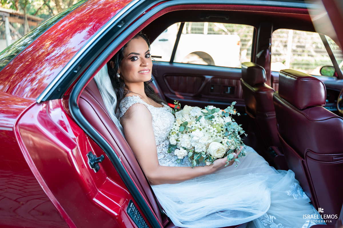 noiva de pitangui entra em carro antigo