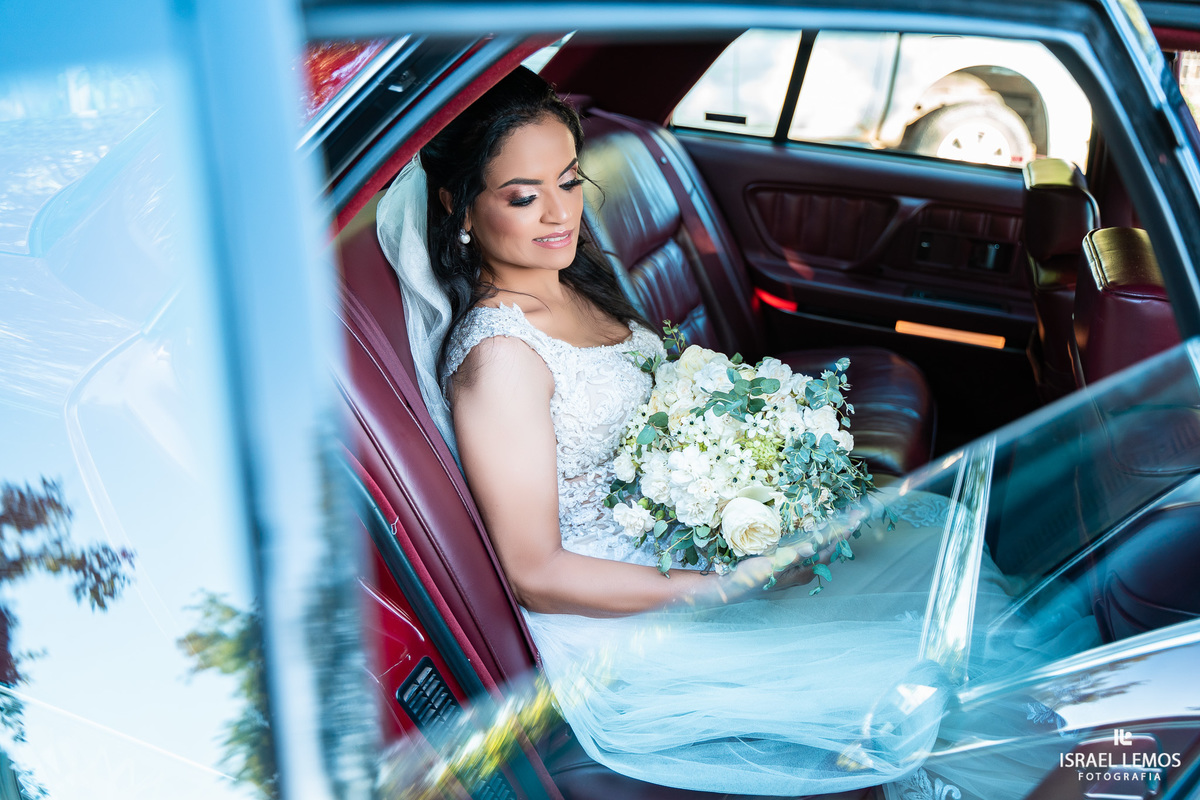 noiva de pitangui entra em carro antigo