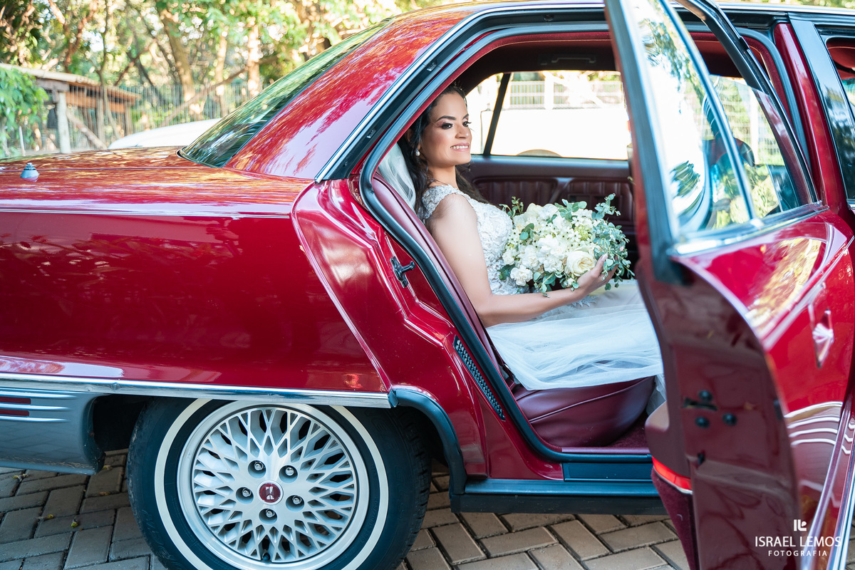noiva de pitangui entra em carro antigo e fotografo de pitangui ganha premio com a foto