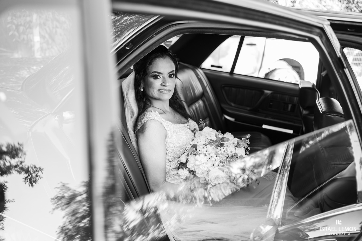 noiva de pitangui entra em carro antigo