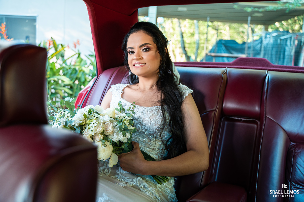 noiva de pitangui entra em carro antigo