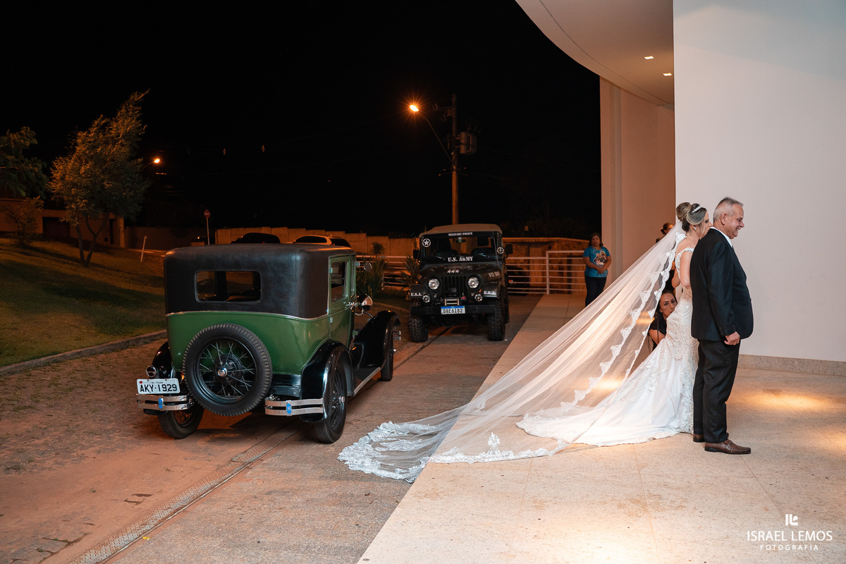 Noiva em itauna chega em seu carro antigo