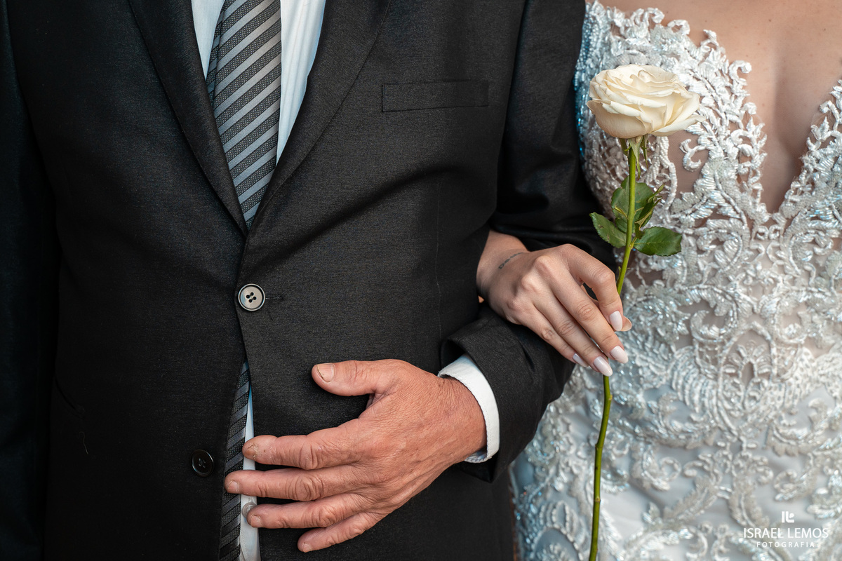 detalhes da Mao com flor itauna