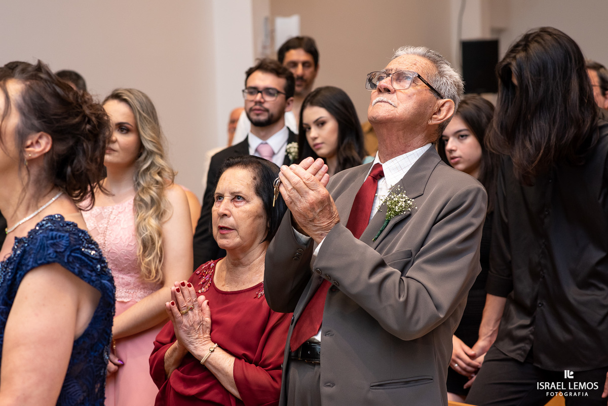 avo do noivo reza em voz alta na cidade de itauna