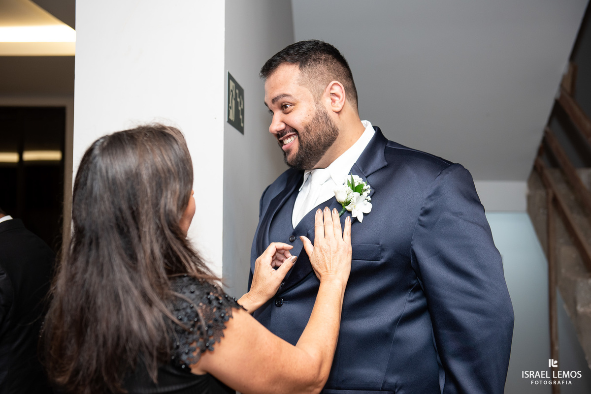 casamento com noivo feliz