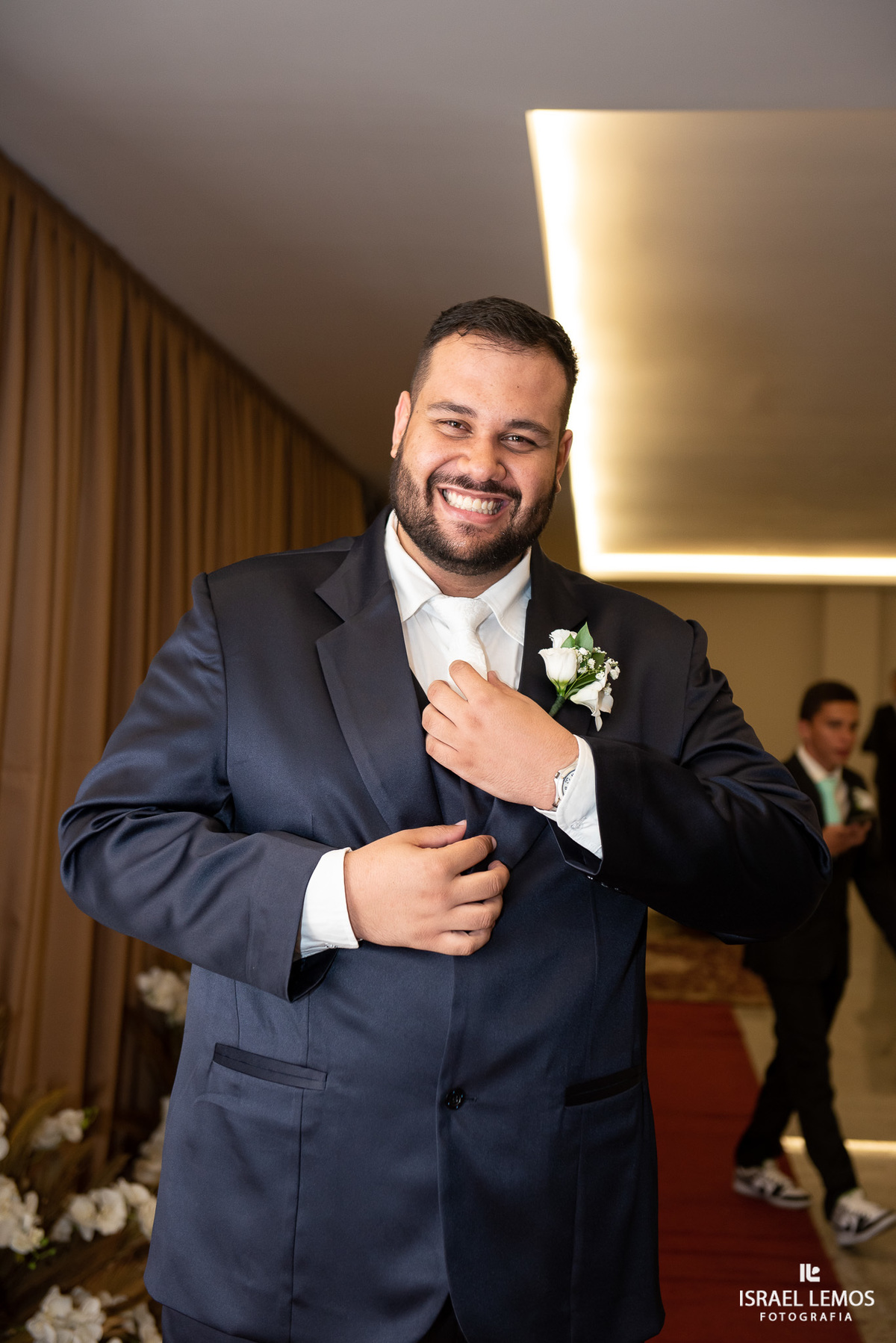 noivo arrumando a grava faz