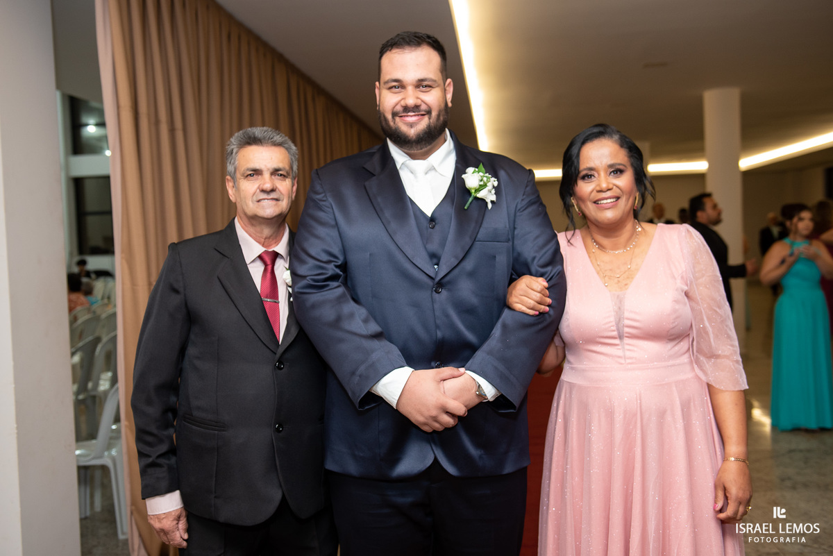 noivo com os pais e familia