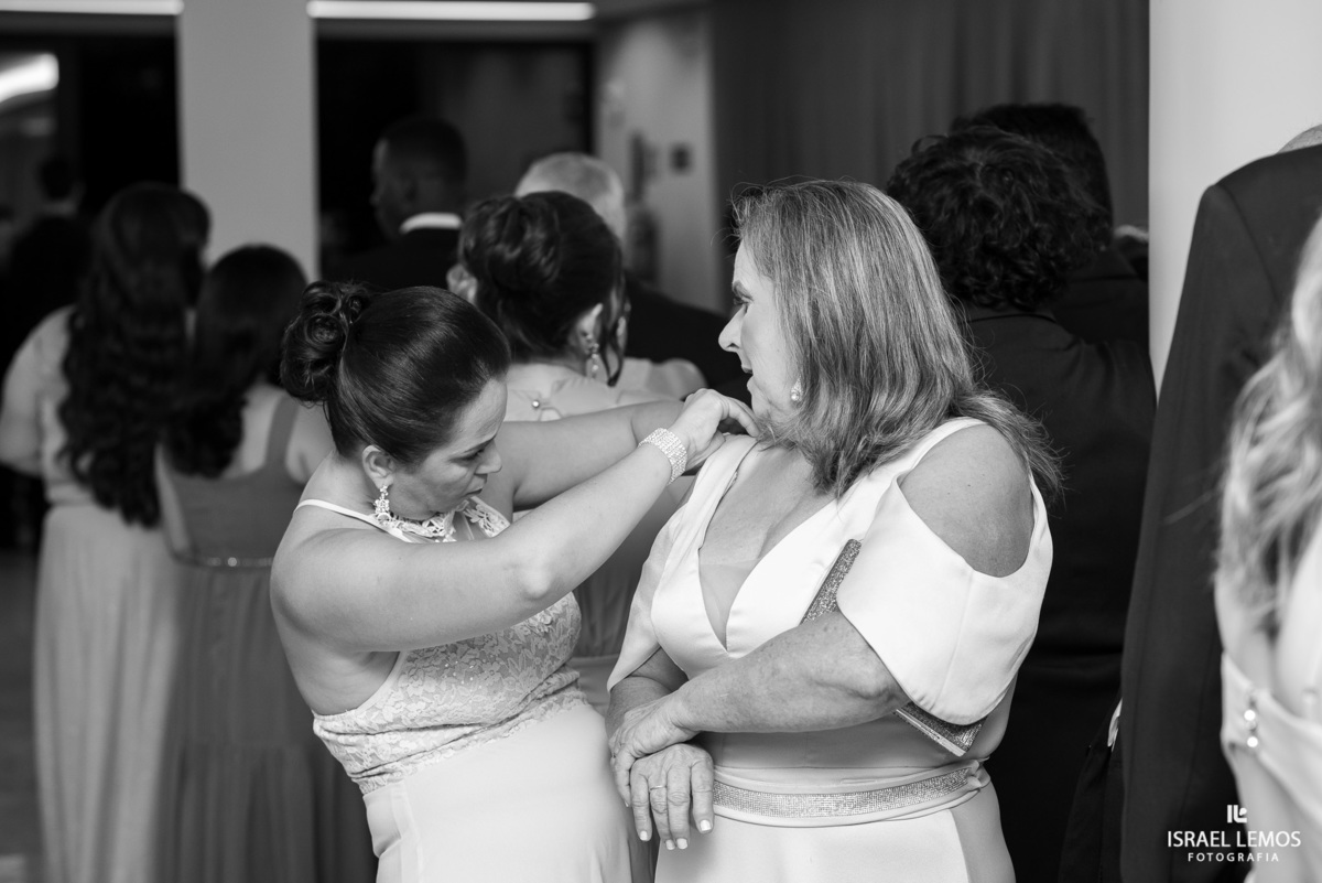 madrinhas arrumando na hora do casamento