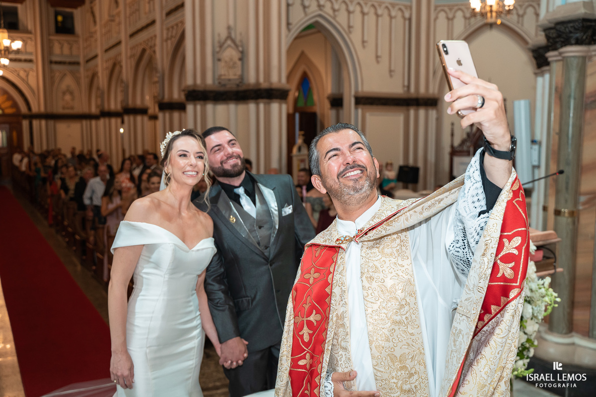 padre de Bh faz selfie com os noivos em bh 