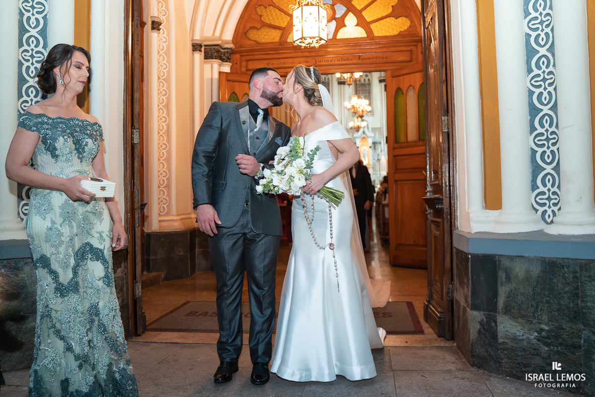 foto na porta da igreja nossa senhora de Lourdes em bh feita  pelo casal com o fotografo Israel Lemos fotografia