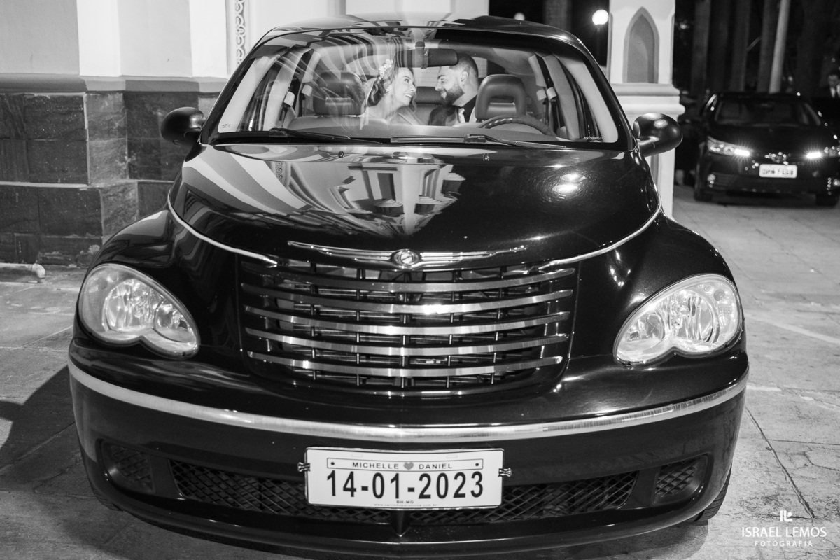 foto na porta da igreja nossa senhora de Lourdes em bh feita no carro alugado pelo casal com o fotografo Israel Lemos fotografia