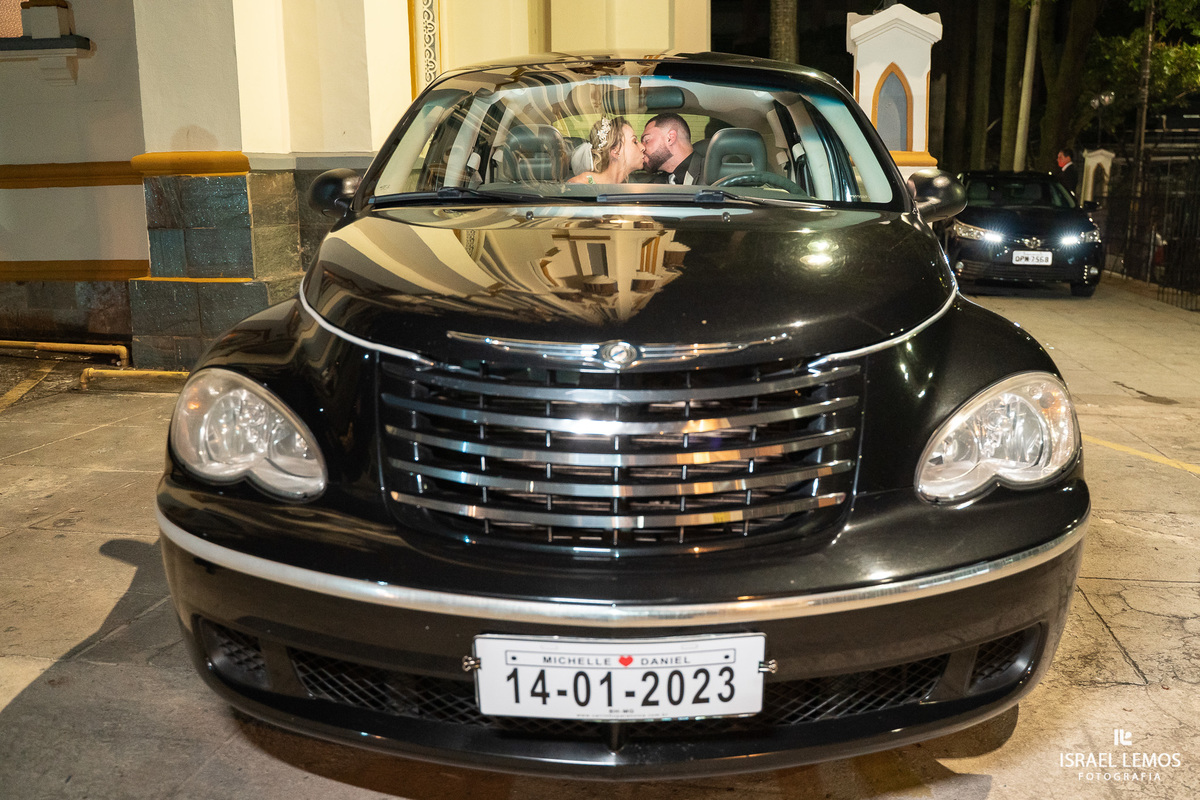 foto na porta da igreja nossa senhora de Lourdes em bh feita no carro alugado pelo casal com o fotografo Israel Lemos fotografia