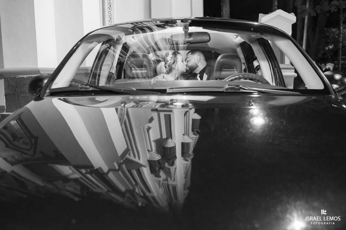foto na porta da igreja nossa senhora de Lourdes em bh feita no carro alugado pelo casal com o fotografo Israel Lemos fotografia