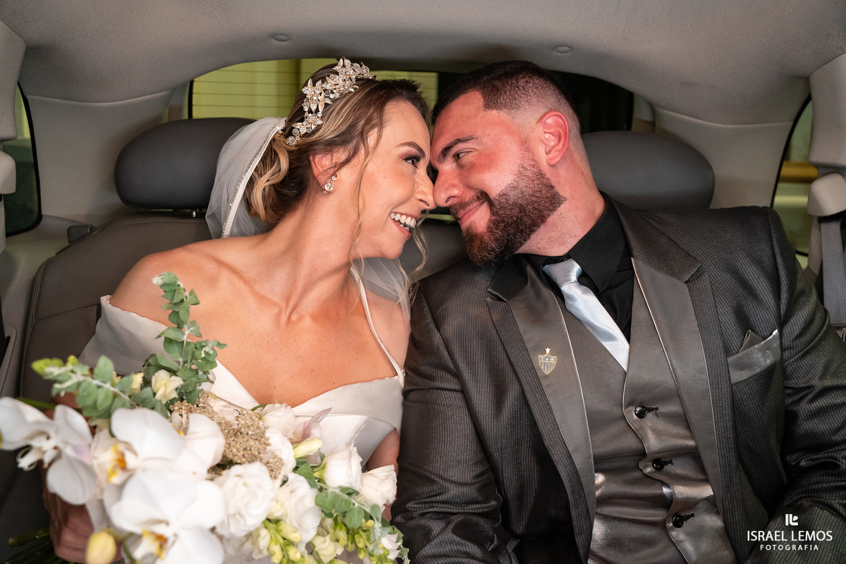 foto na porta da igreja nossa senhora de Lourdes em bh feita no carro alugado pelo casal com o fotografo Israel Lemos fotografia