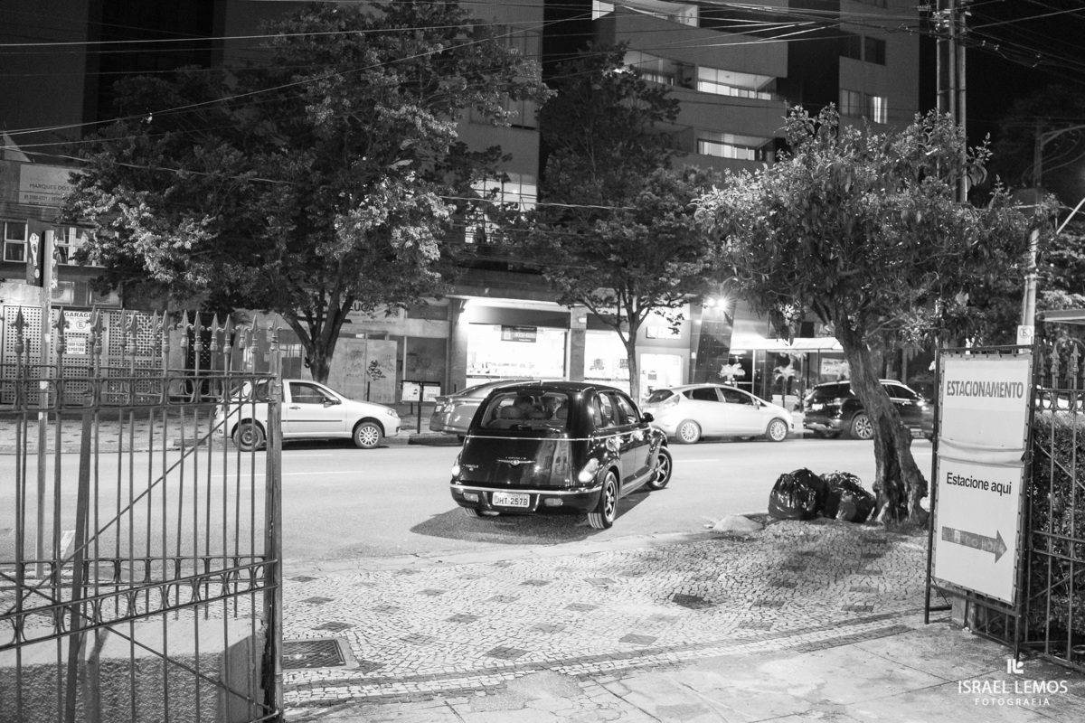 foto na porta da igreja nossa senhora de Lourdes em bh feita no carro alugado pelo casal com o fotografo Israel Lemos fotografia