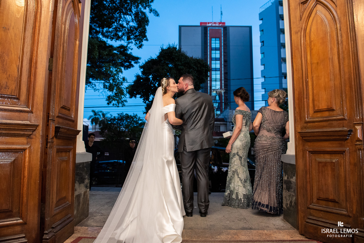 saída do casal na igreja n s de Lourdes em Belo Horizonte bh