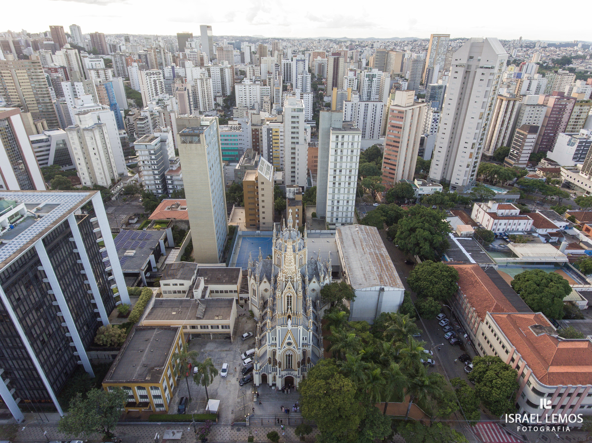 foto na porta da igreja nossa senhora de Lourdes com drone