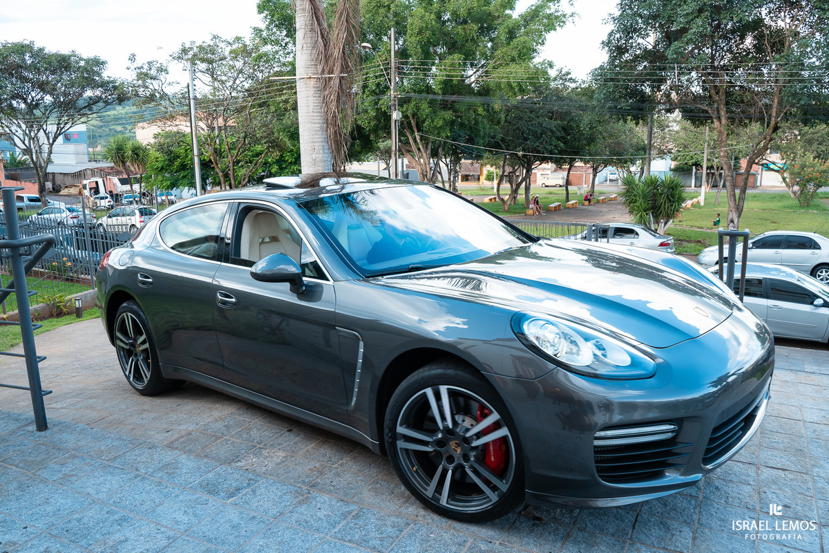 Noiva chega de porsche