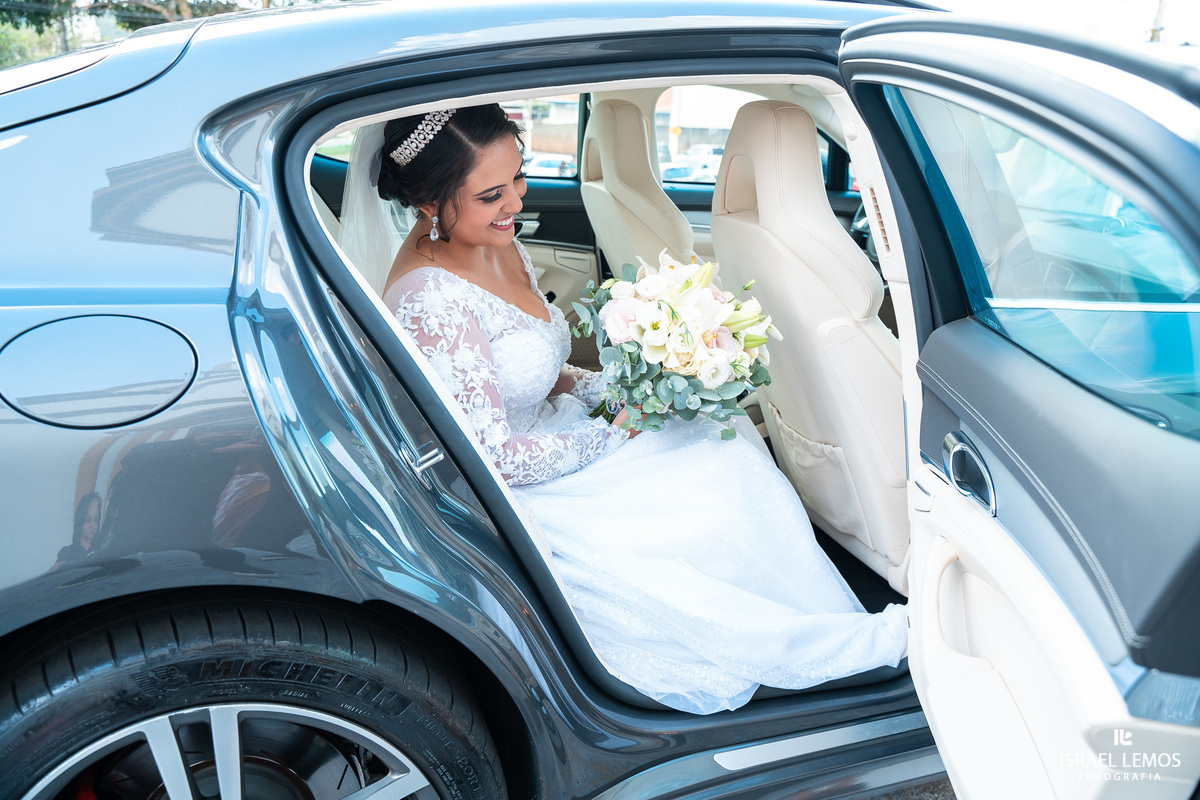 Noiva chega de porsche