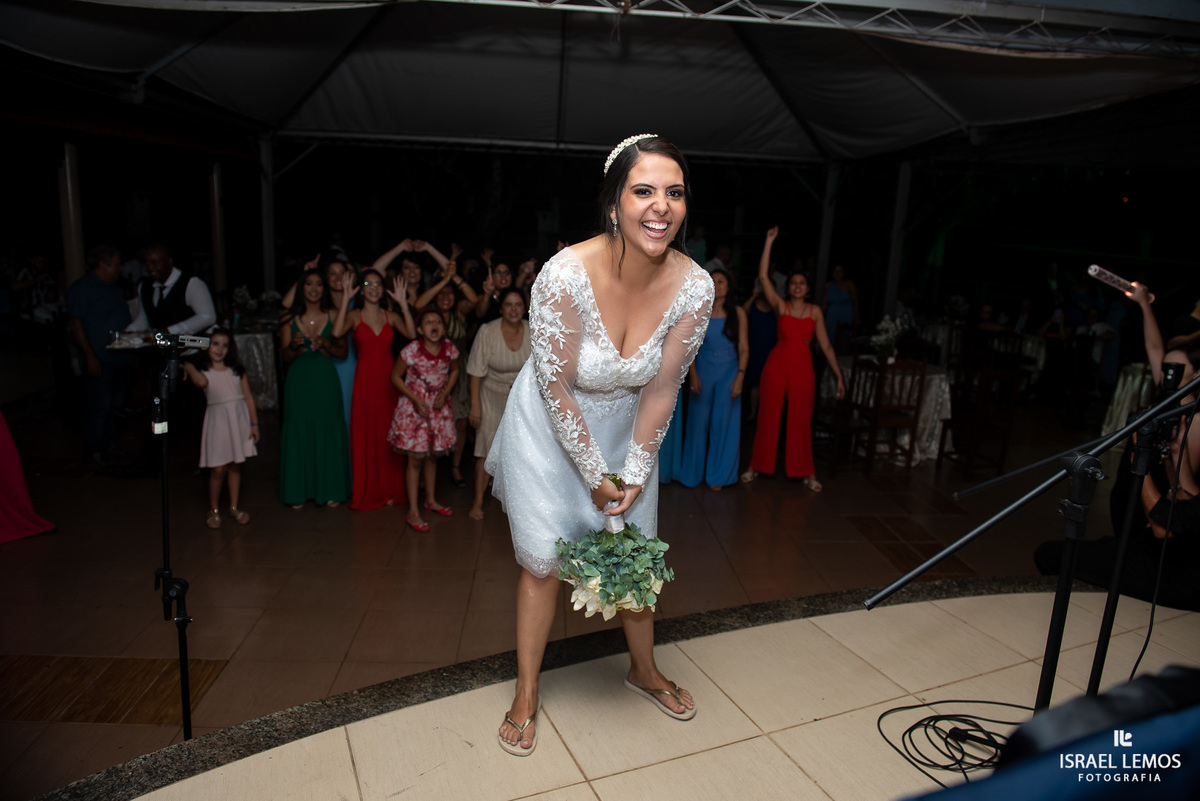 noiva joga buque e 