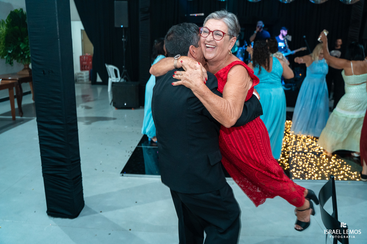 tia da noiva de 99 anos é jogada pra cma em festa de casamento