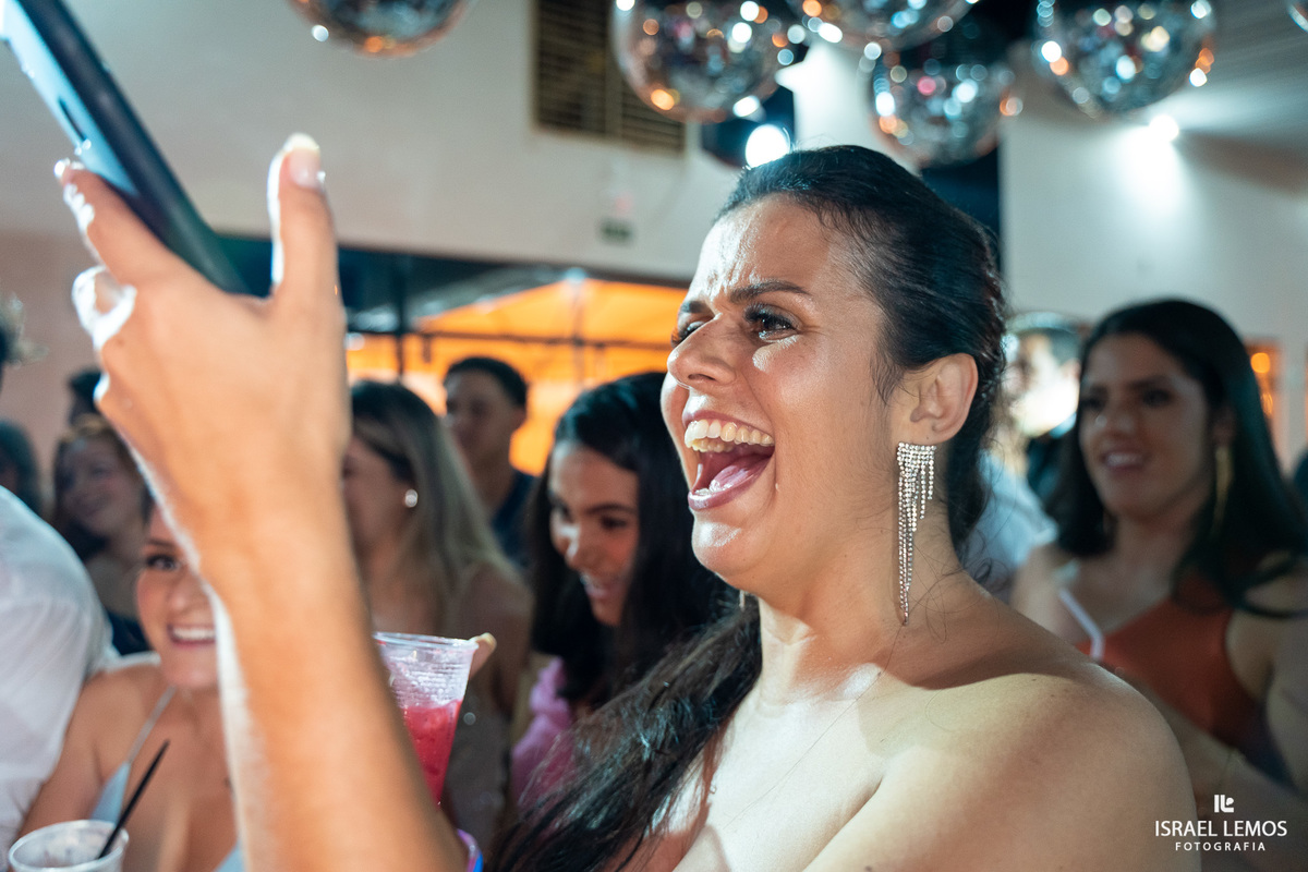 olha a felicidade da amiga vendo a outra casar