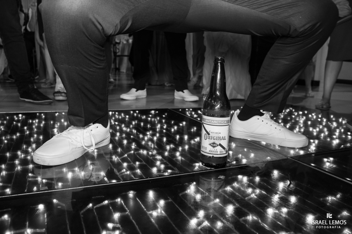  noivo Vai descendo na boca da garrafa