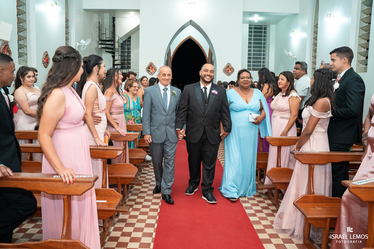Fotografo de casamento faz fotos lindas na igreja N. S. das graças  em Para de Minas Israel Lemos fotografo