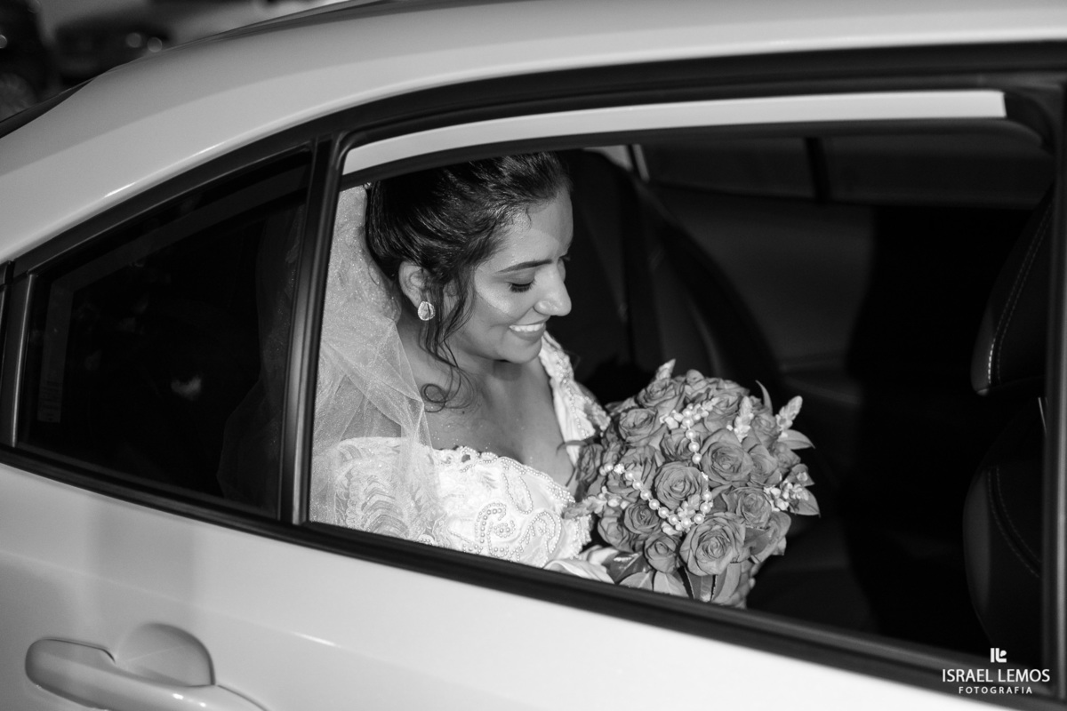 noiva saindo do carro em Para de Minas