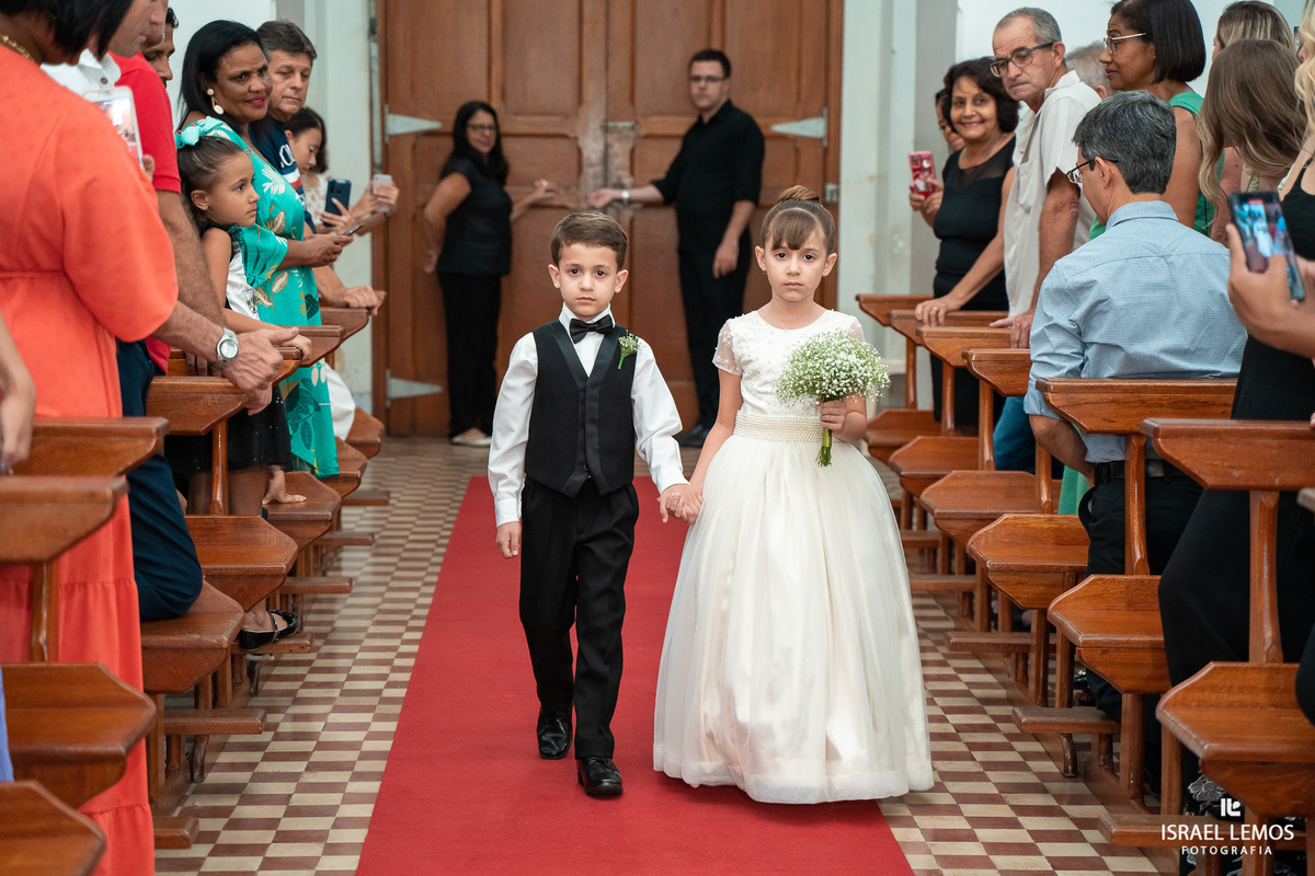 Fotografo de casamento faz fotos lindas na igreja N. S. das graças  em Para de Minas Israel Lemos fotografo