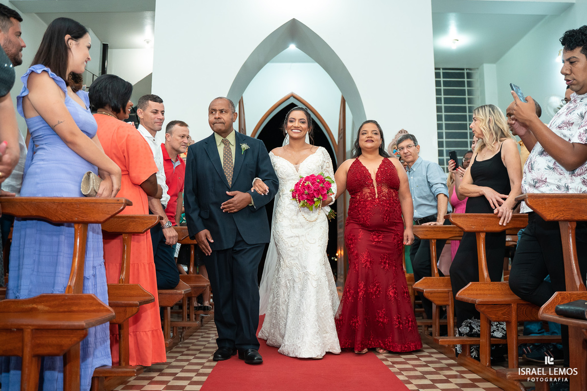 Fotografo de casamento faz fotos lindas na igreja N. S. das graças  em Para de Minas Israel Lemos fotografo