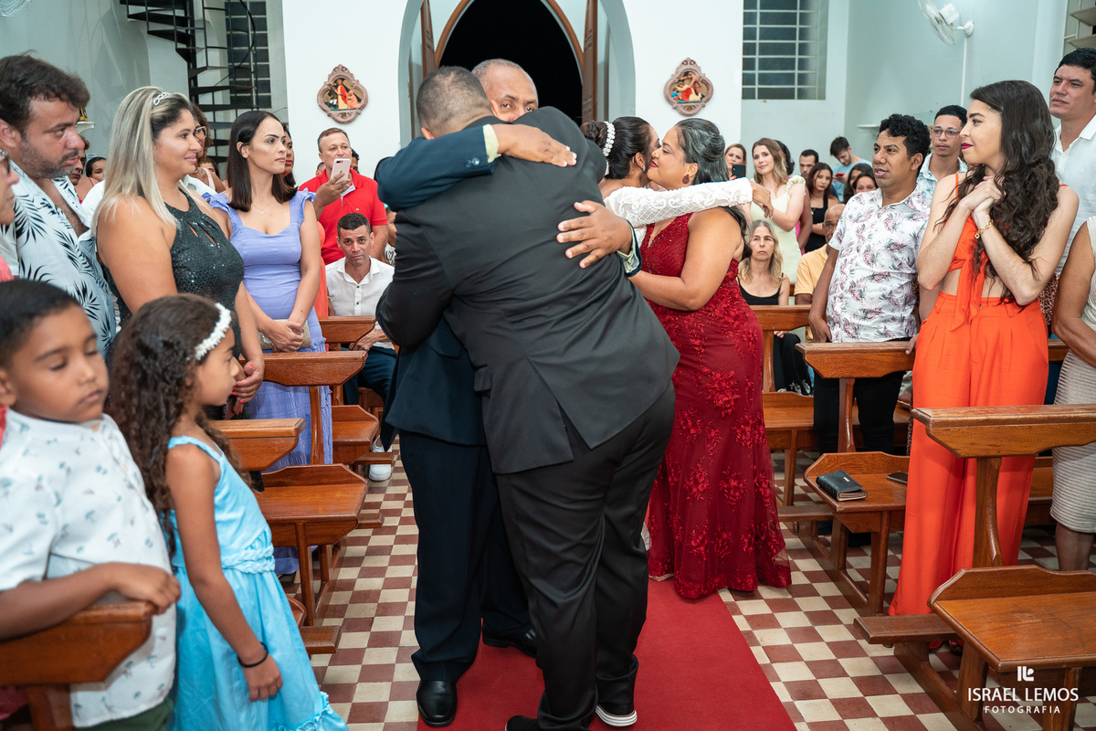 Fotografo de casamento faz fotos lindas na igreja N. S. das graças  em Para de Minas Israel Lemos fotografo