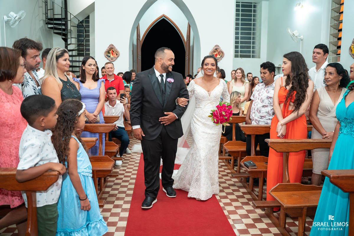 Fotografo de casamento faz fotos lindas na igreja N. S. das graças  em Para de Minas Israel Lemos fotografo