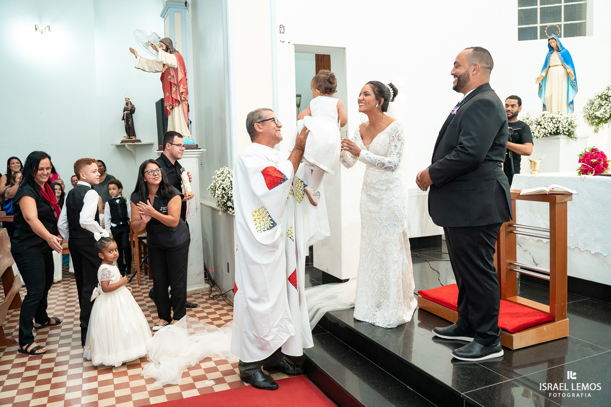 Fotografo de casamento faz fotos lindas na igreja N. S. das graças  em Para de Minas Israel Lemos fotografo