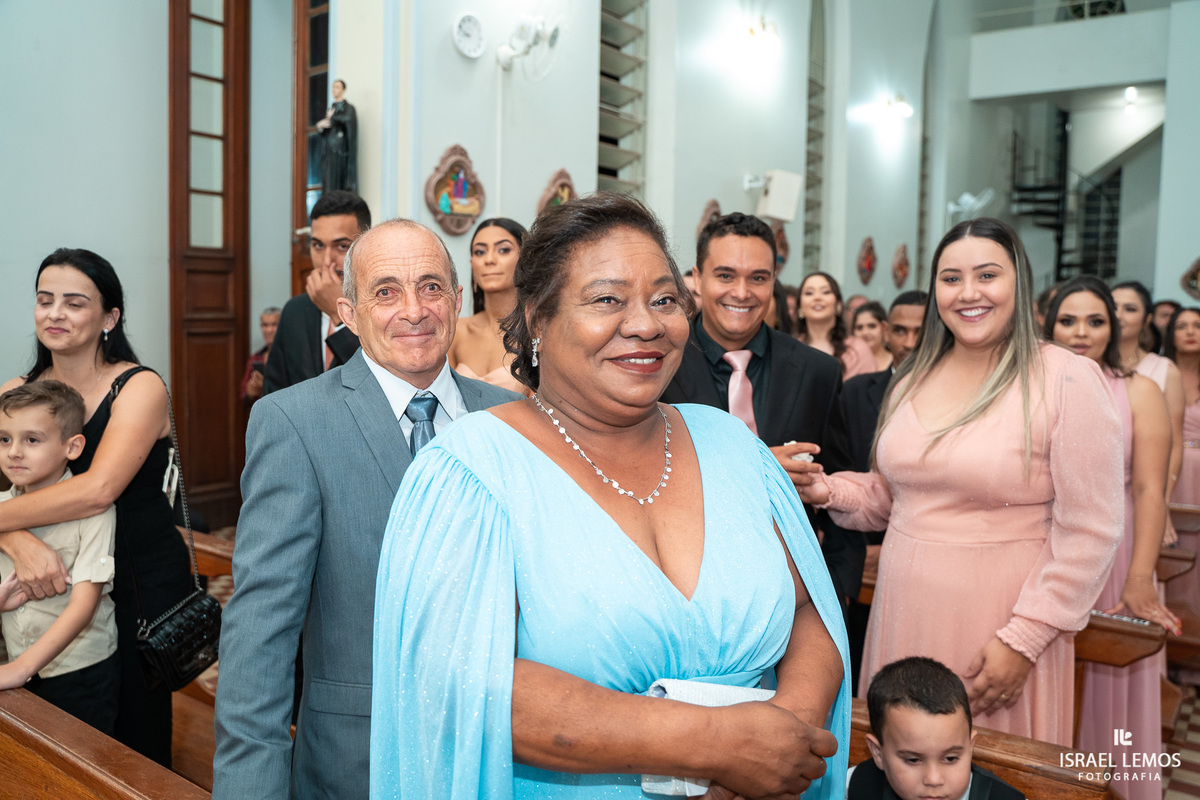 Fotografo de casamento faz fotos lindas na igreja N. S. das graças  em Para de Minas Israel Lemos fotografo