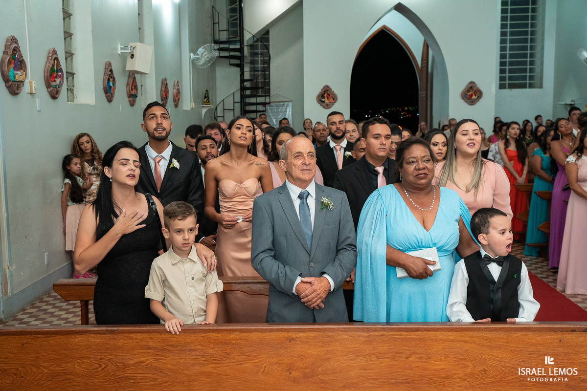 Fotografo de casamento faz fotos lindas na igreja N. S. das graças  em Para de Minas Israel Lemos fotografo
