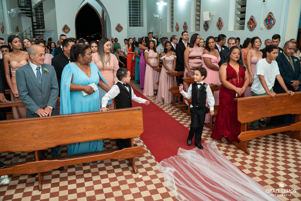 Fotografo de casamento faz fotos lindas na igreja N. S. das graças  em Para de Minas Israel Lemos fotografo