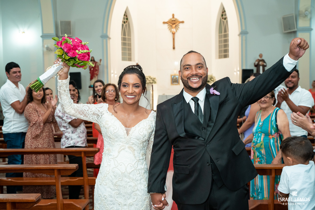 Fotografo de casamento faz fotos lindas na igreja N. S. das graças  em Para de Minas Israel Lemos fotografo